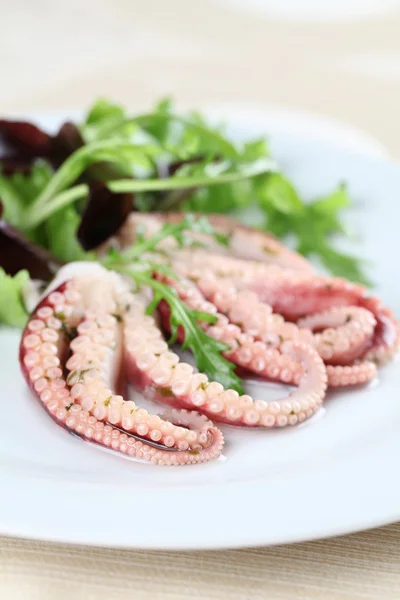 Octopus met salade — Stockfoto