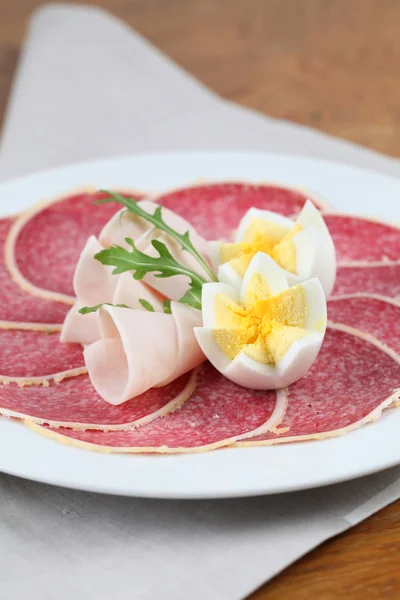 Parmezaanse korst salami met ham en eieren — Stockfoto