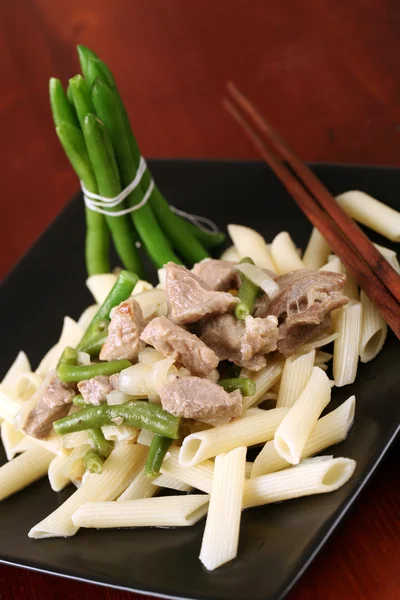 Penne rigate com carne de porco e feijão verde — Fotografia de Stock