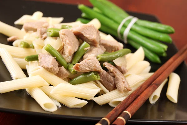 Penne rigate met varkensvlees en groene bonen — Stockfoto