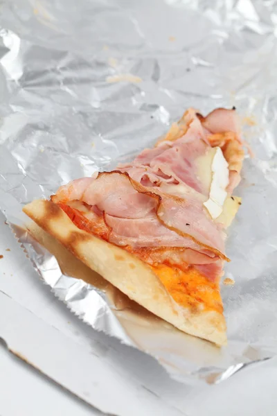 Pizza romana in een take away vak — Stockfoto