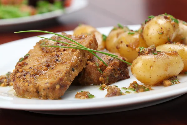 Geroosterd varkensvlees met baby aardappelen — Stockfoto