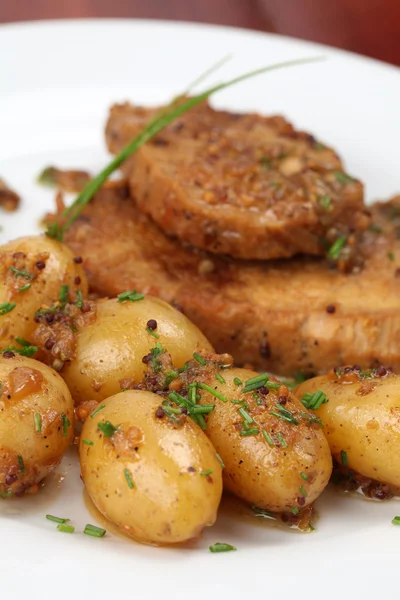 Schab z ziemniakami — Zdjęcie stockowe
