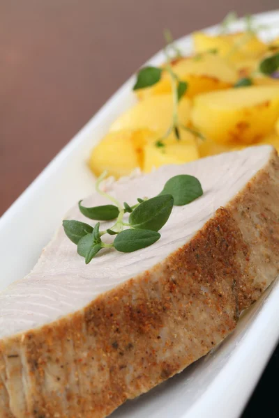Geroosterde tonijn met aardappelen — Stockfoto