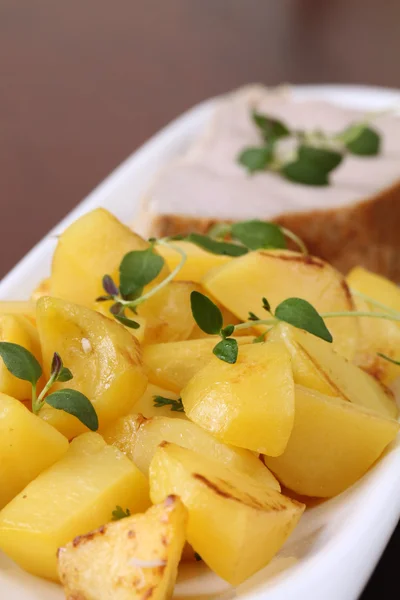 Bratkartoffeln und Thunfischsteak — Stockfoto