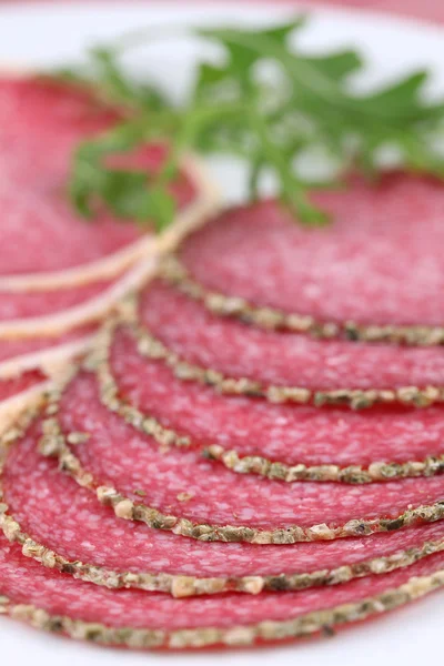 Salami met peper en Parmezaanse korst — Stockfoto