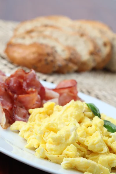 Scrambled eggs and bacon — Stock Photo, Image