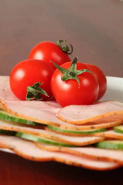 Tomaten op ham segmenten — Stockfoto