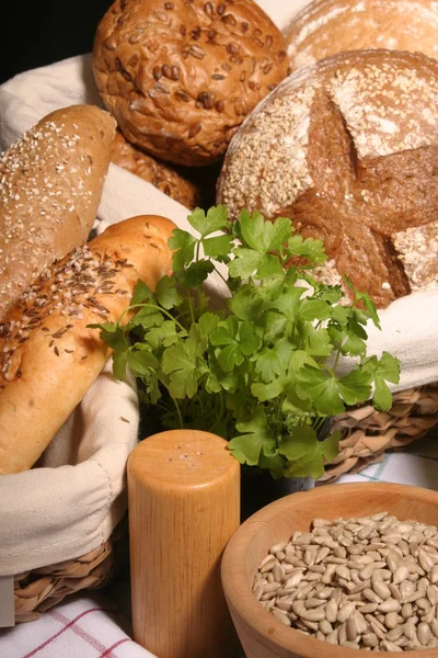 Brood en zonnebloem zaden — Stockfoto