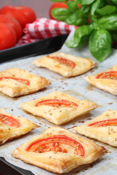 Puf böreği peynir ve domates ile — Stok fotoğraf