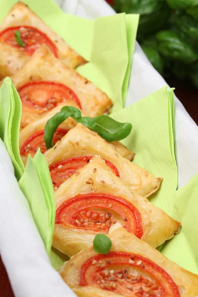 Puf böreği peynir ve domates ile — Stok fotoğraf