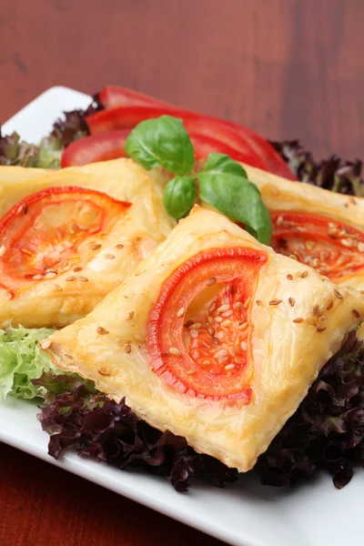 Pasticceria sfoglia con formaggio e pomodori — Foto Stock