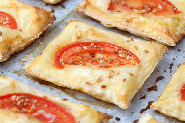 Puff pastry with cheese and tomatoes — Stock Photo, Image