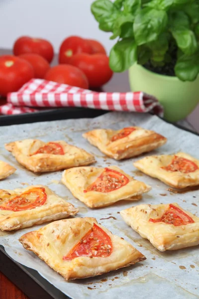 Listového těsta se sýrem a rajčaty — Stock fotografie
