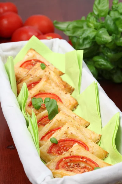 Ciasto francuskie z serem i pomidorami — Zdjęcie stockowe
