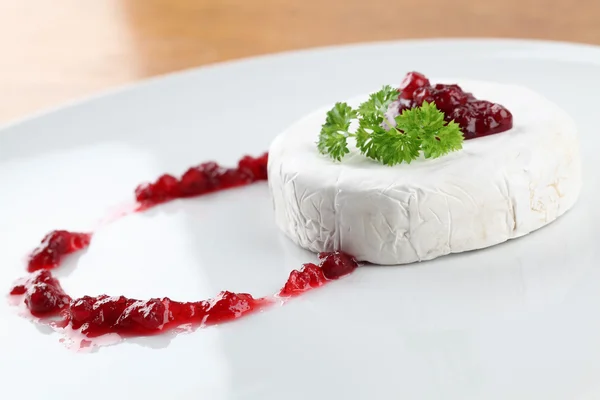 Camembert med tranbär sylt — Stockfoto