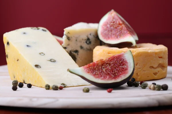 Placa de queijo com figos — Fotografia de Stock