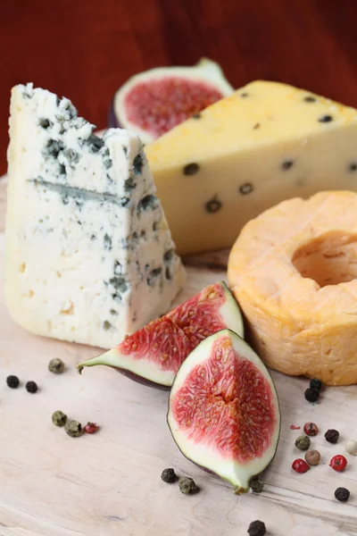 Tagliere di formaggio con fichi — Foto Stock