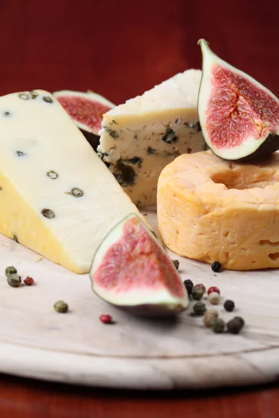 Tagliere di formaggio con fichi — Foto Stock