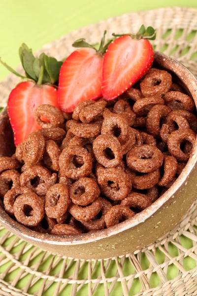 Cereales de chocolate con fresas — Foto de Stock