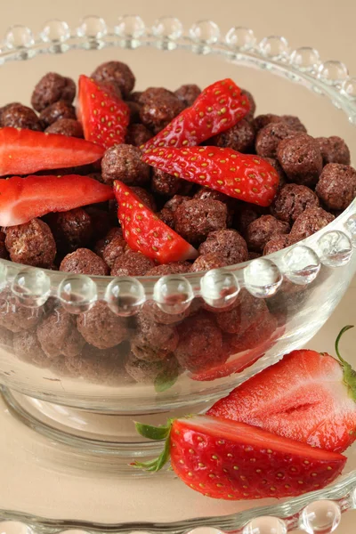 Chocoltae spannmål med jordgubbar — Stockfoto