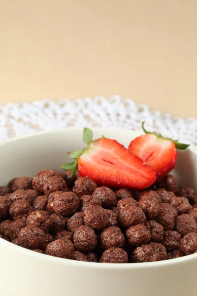 Cereali al cioccolato con fragole — Foto Stock
