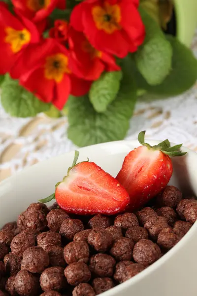 Cereales de chocolate con fresas —  Fotos de Stock