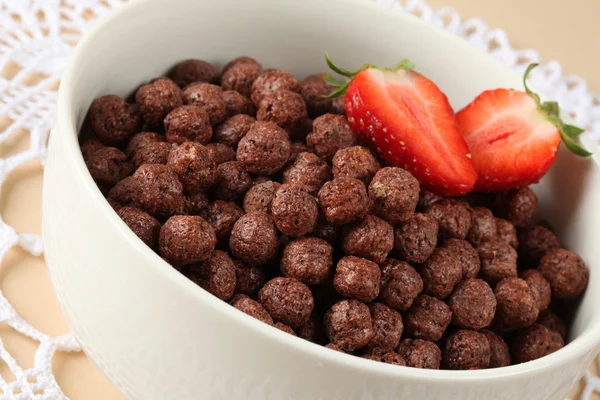 Čokoládové cereálie s jahodami — Stock fotografie