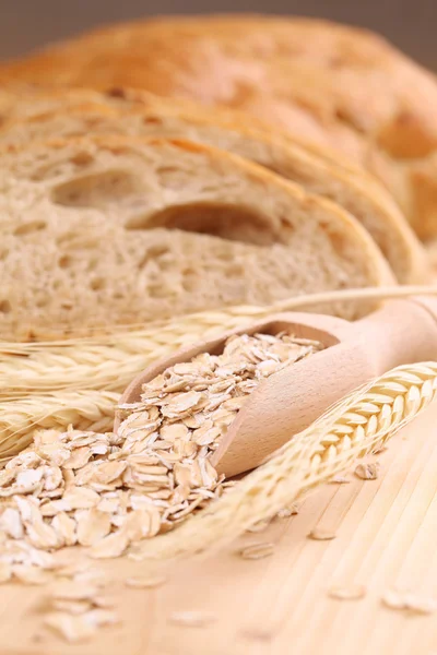 燕麦和新鲜的面包 — 图库照片