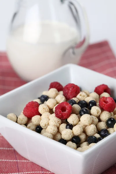 Cereali alla vaniglia con lamponi e mirtilli — Foto Stock