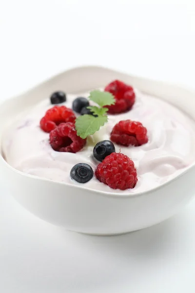 与覆盆子和蓝莓酸奶 — 图库照片