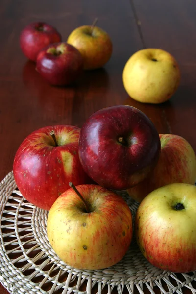 Яблука на солом'яному килимку — стокове фото