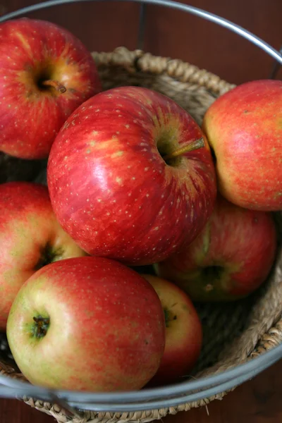 Κόκκινα μήλα σε καλάθι — Φωτογραφία Αρχείου