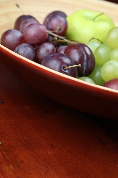 Осенняя чаша с фруктами — стоковое фото