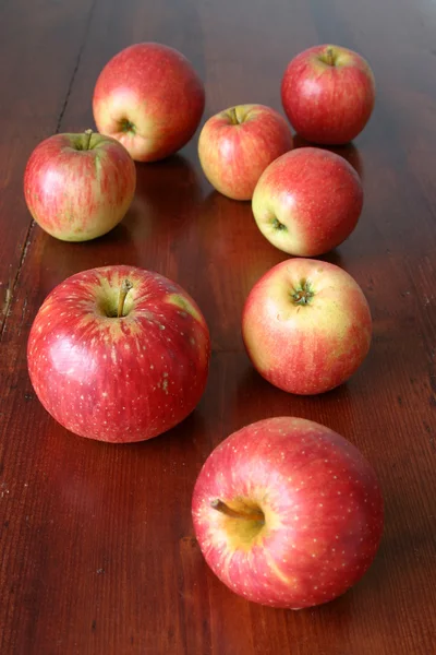 Red apples on a wooden table — Stock Photo, Image