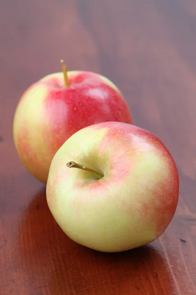 Bunte Bio-Äpfel — Stockfoto