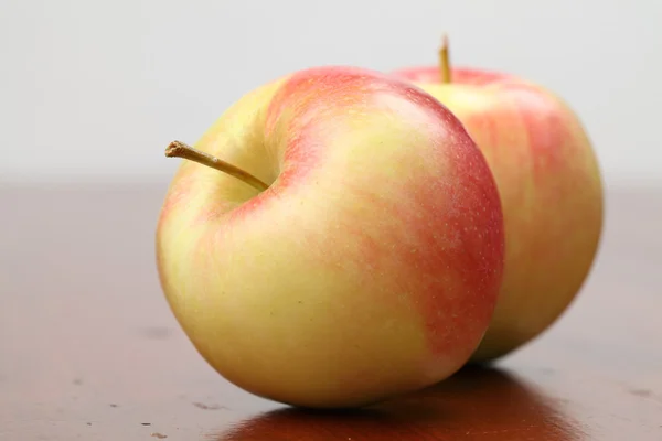 Bunte Bio-Äpfel — Stockfoto