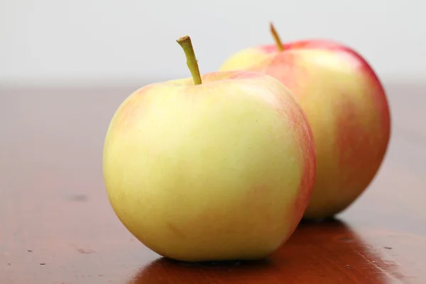 Красочные органические яблоки — стоковое фото