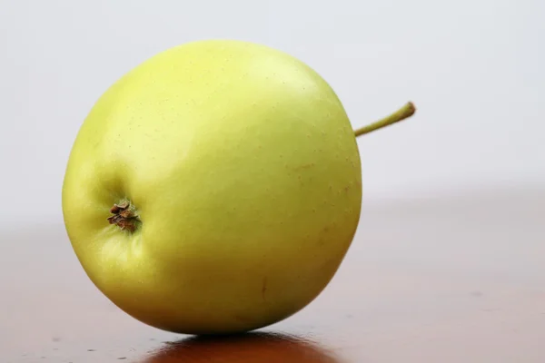 Grüner Bio-Apfel — Stockfoto