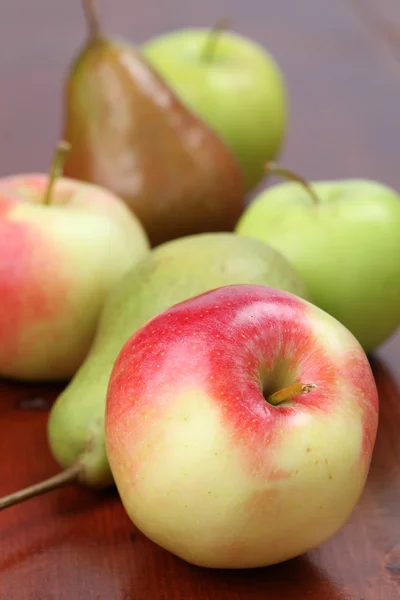 Organic apples and pears — Stock Photo, Image