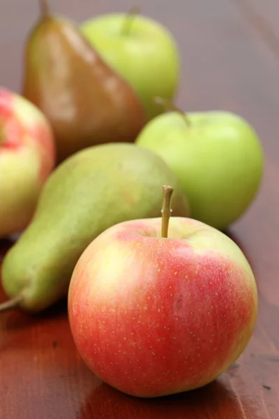 Bio-Äpfel und Birnen — Stockfoto