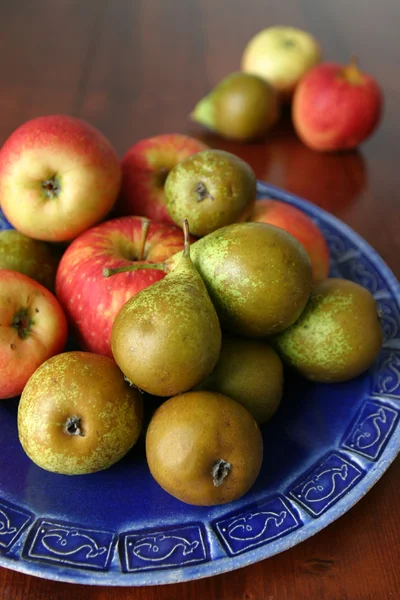 Pears and apples on a plate — Stock Photo, Image