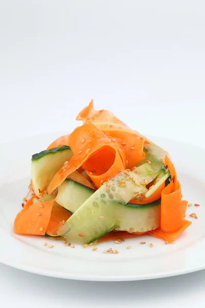Mrkev a okurkový salát — Stock fotografie