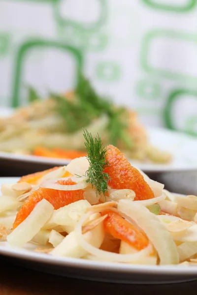 Salada de funcho com laranjas e amêndoas — Fotografia de Stock