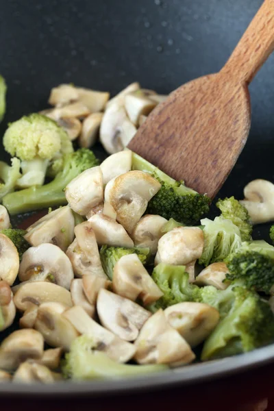 Gebakken paddestoelen en broccoli — Stok fotoğraf