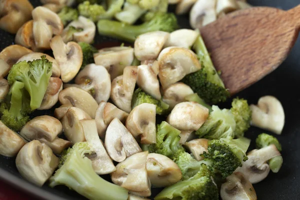 Cogumelos fritos e brócolos — Fotografia de Stock
