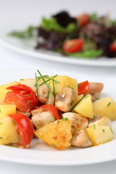 Stekt potatis med svamp och körsbärstomater — Stockfoto