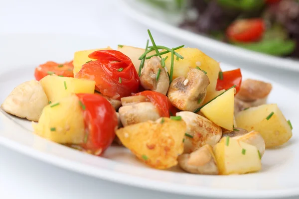 Жареная картошка с грибами и помидорами черри — стоковое фото