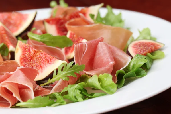 Prosciutto en gekonfijte vijgen salade — Stockfoto