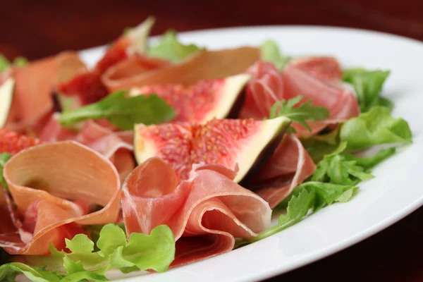 Prosciutto en gekonfijte vijgen salade — Stockfoto